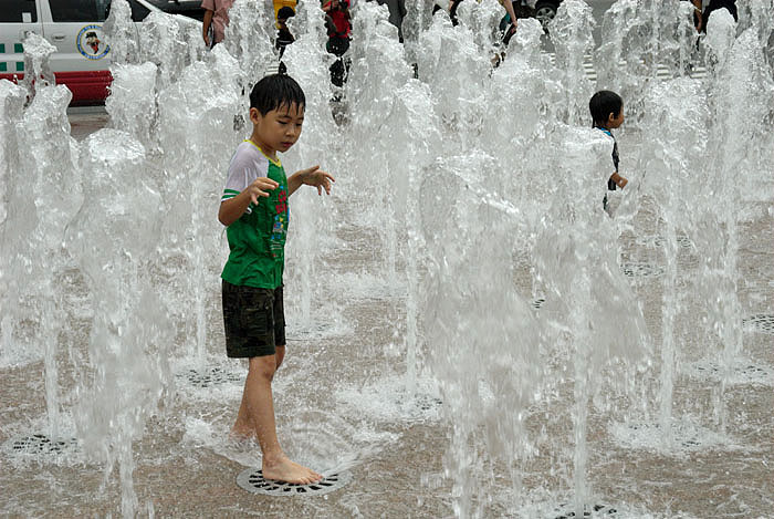 Boys cooling off in fountains, Seoul