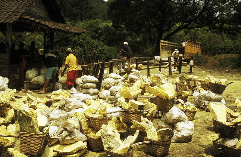 Unloading rock sulphur, Kawah Ijen