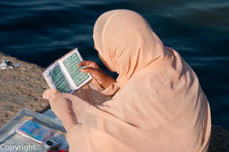 Woman reading the Koran on the Haji Ali Mosque causeway