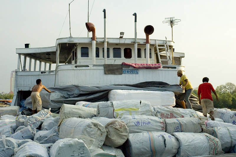 Pinisi, inter-island steamers, loading at Sunda Kelapa