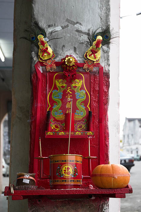 Chinese shrine, Gemas
