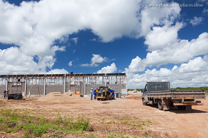 Forma da Viga e trabalho do Bob Cat no Concreto