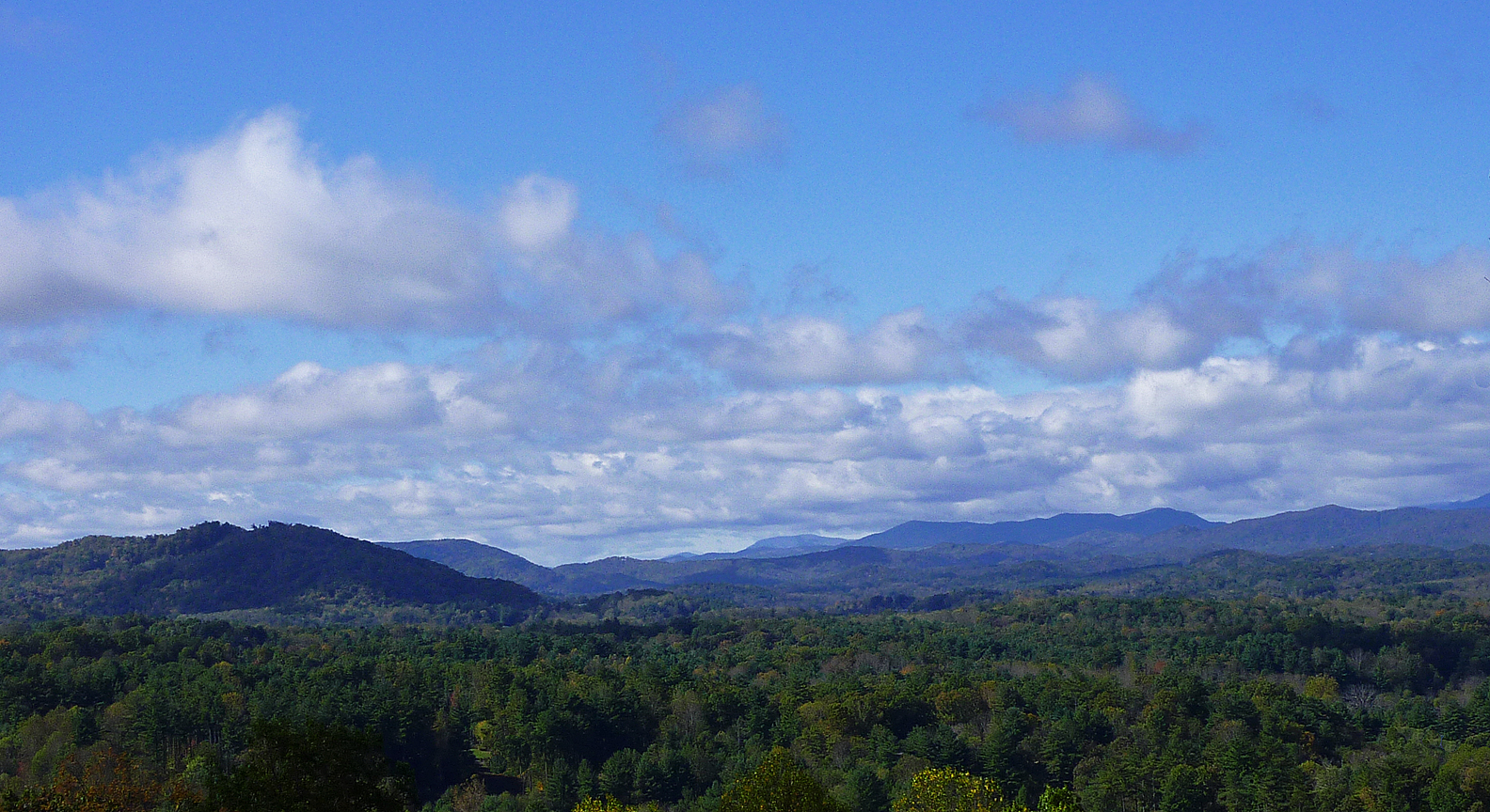 SOME PRETTY MORNING CLOUDS OVER THE MOUNTAINS  -  ISO 80