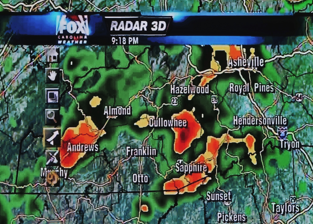 THUNDER STORMS AND AN APPROACHING TORNADO  -  ISO 400  -  TV SCREEN SHOT