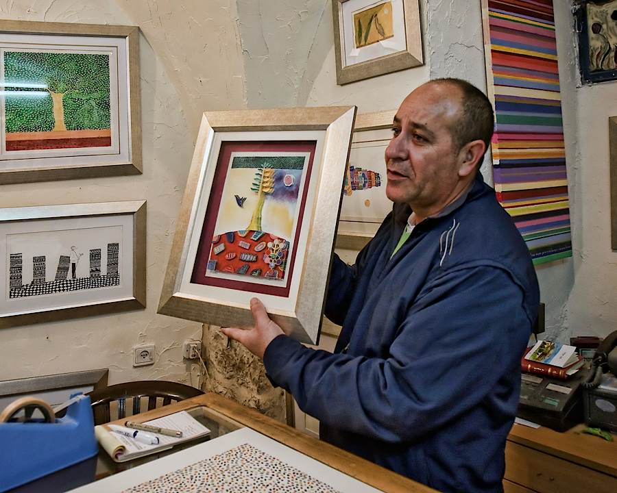 8797 - The Artist Shows His Work