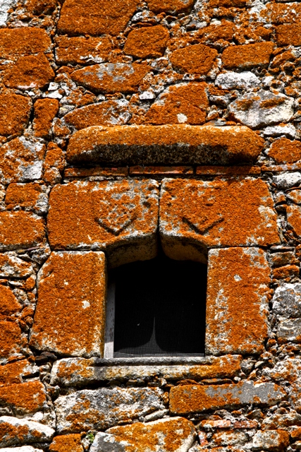 Window with escudos de armas en Trujillo