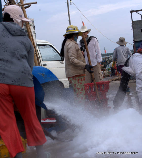 Grinding ice for chilling fresh fish IMG_4842.jpg