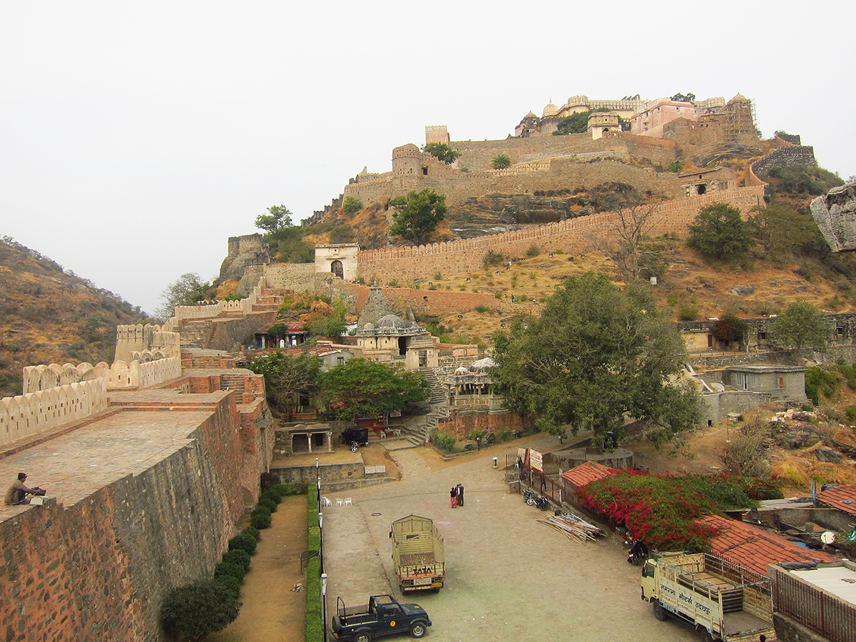 01 Kumbhalgarh Fort palace before we start to climb.JPG