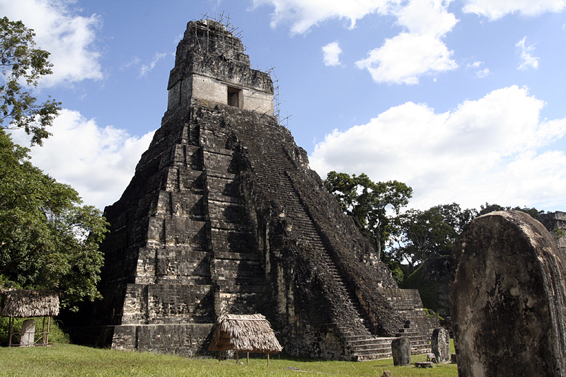 Tikal Grand Plaza, temple I, front 2670