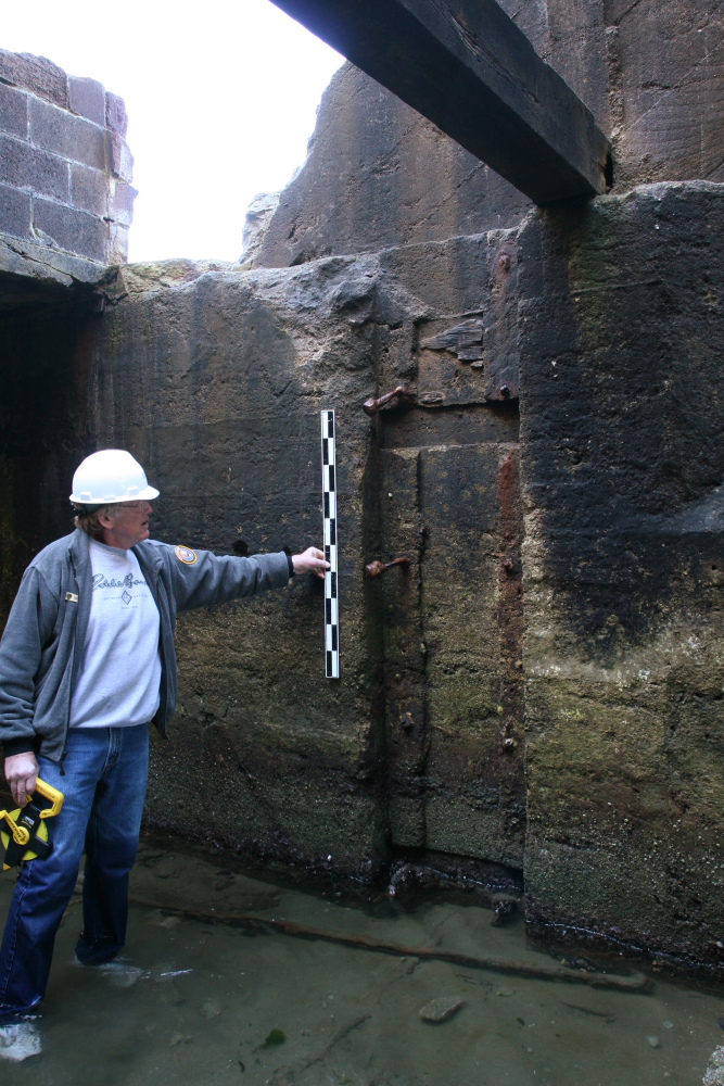 Measuring the recess in side wall for sluice gate 1