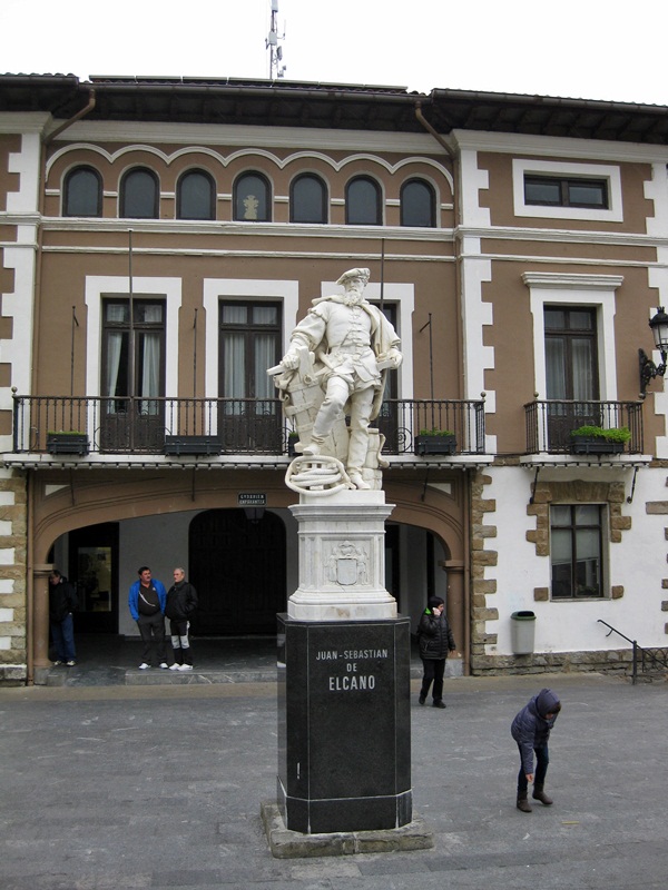 Getaria. Monumento a Juan Sebastin Elcano