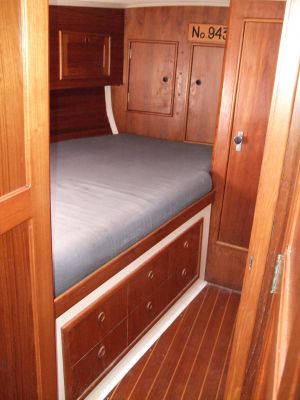 fwd cabin, double berth to port