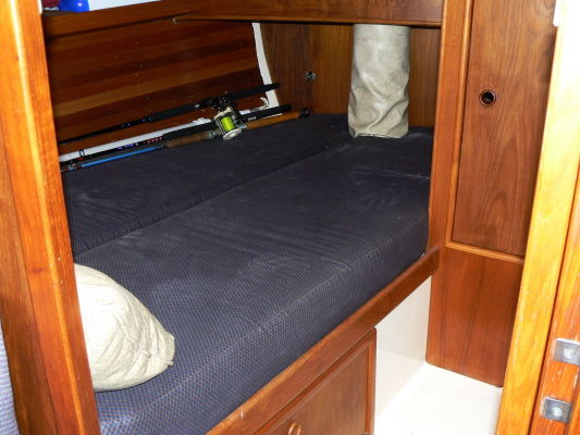 dbl berth in fwd cabin