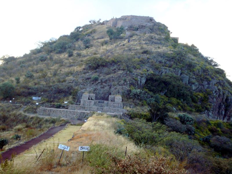 Al fondo El trono del Rey Netzahualcoyotl