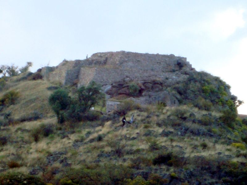 Al fondo El trono del Rey Netzahualcoyotl y El palacio