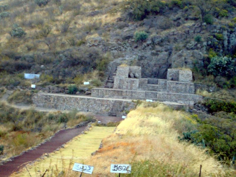 Al fondo El trono del Rey Netzahualcoyotl