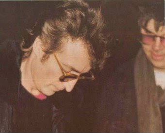 Lennon dando un autógrafo a Chapman, su asesino