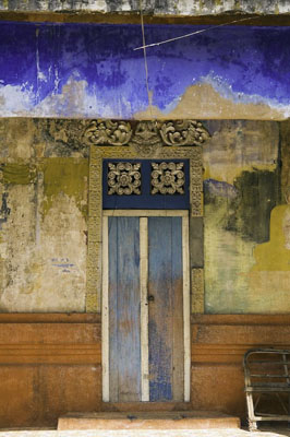 o2/49/846149/1/96289658.9TEEiSEl.Bakong_Temple_Monastery_Door_DSC3797.jpg