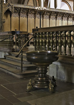 o2/49/846149/1/96289788.YgAYS2pA.Roskilde_Cathedral_Urn_DSC_3502.jpg
