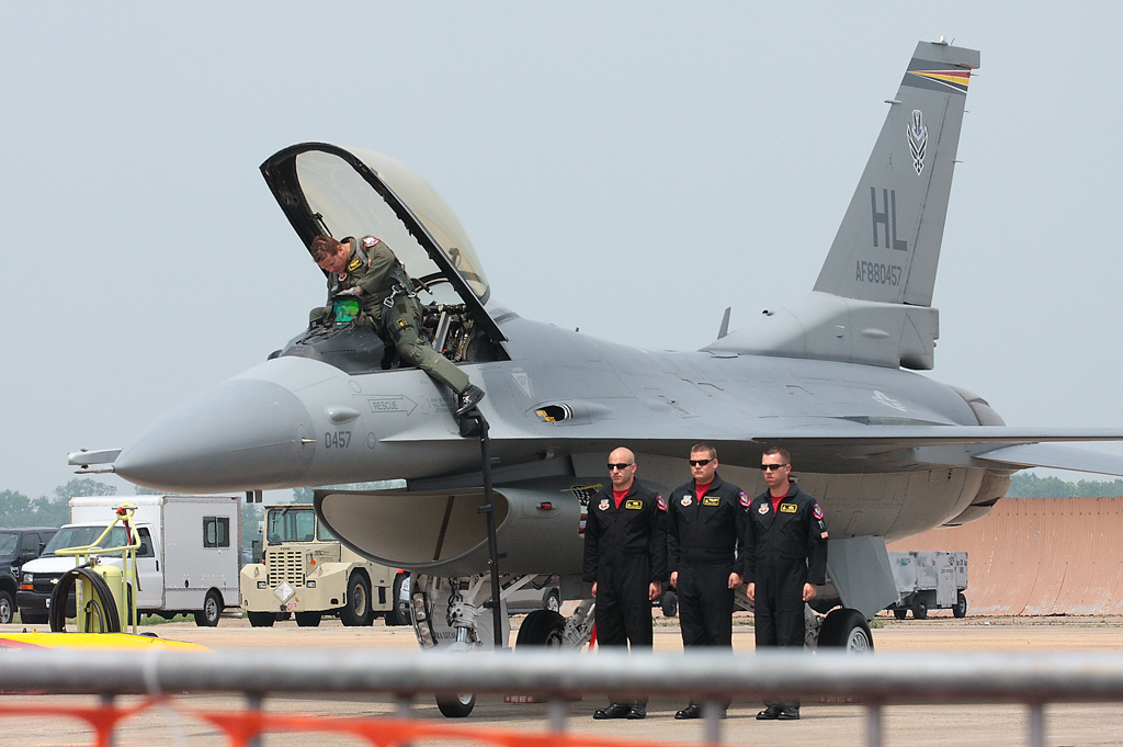 F16