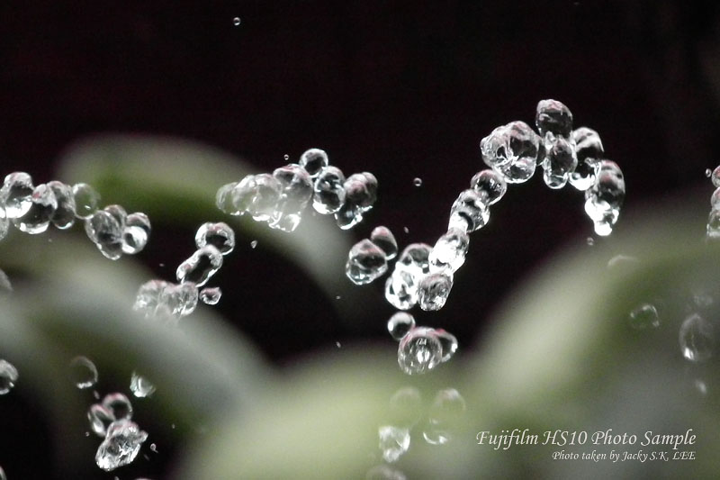 1/800 shot - enough to freeze water droplets of a fountain