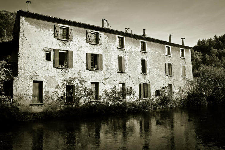 UN JOLI MOULIN SUR LA SORGUE