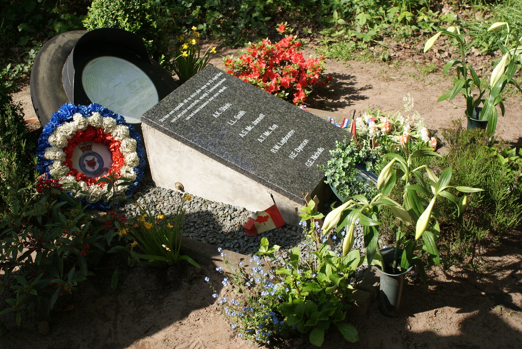 Het ronde ding bovenaan is het originele achterwiel van de Lancaster dat later is gevonden.
