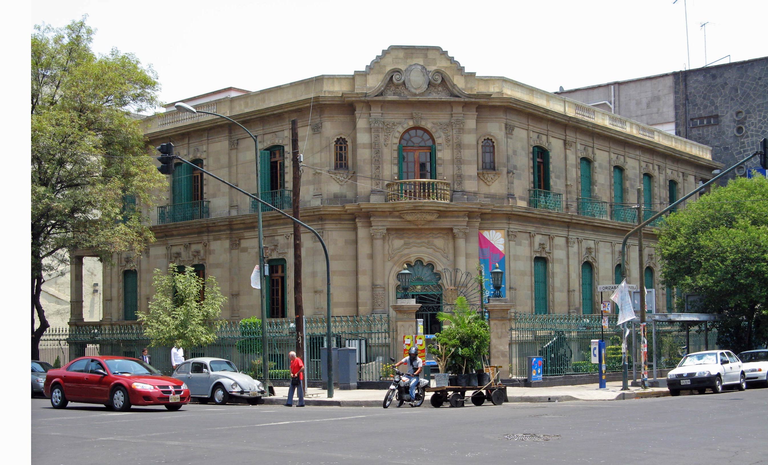 Un edificio del Porfiriato, Av. lvaro Obregn,  Colonia Roma