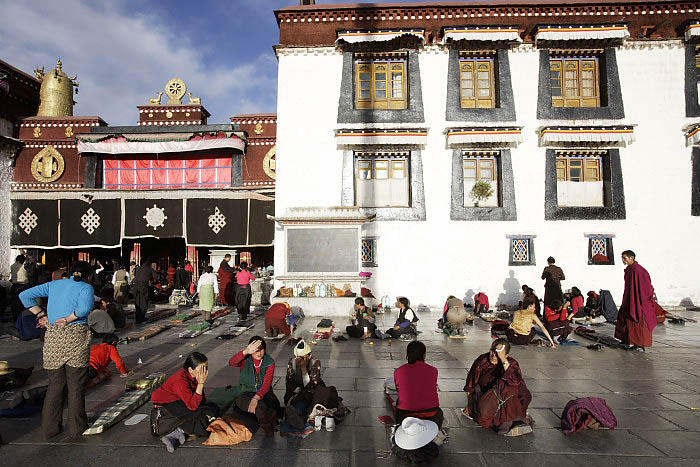 Jokhang forecourt at the end of the day