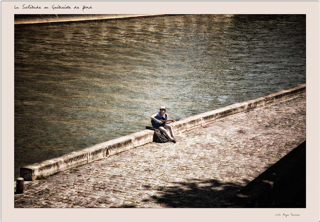 la solitude du guitariste de fond