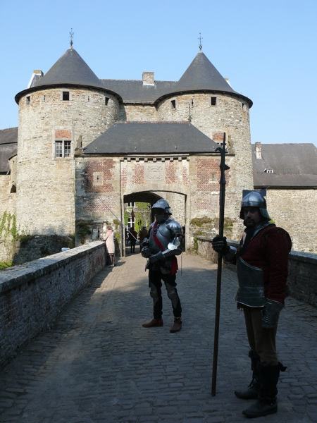 Le pont au dessus des douves et le chteau