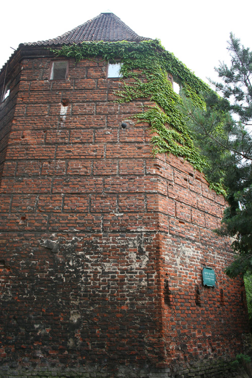 Wall tower
