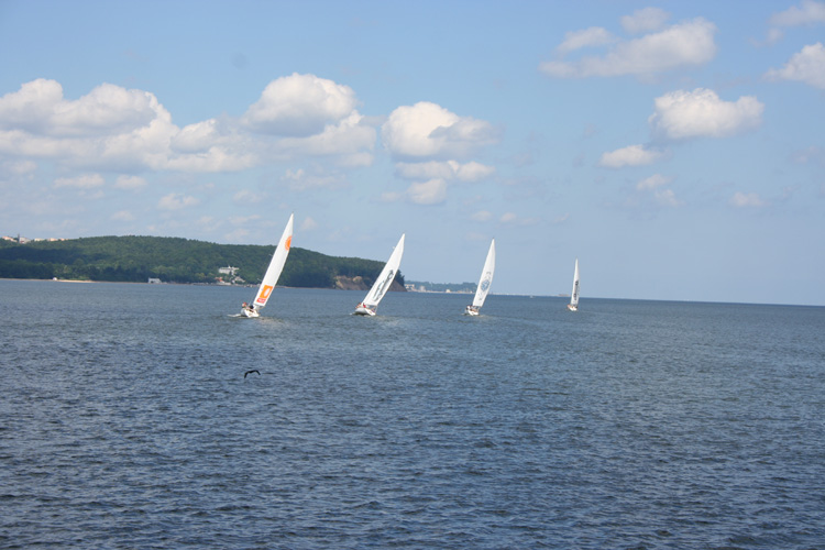 Dinghy sailings goes to peninsula