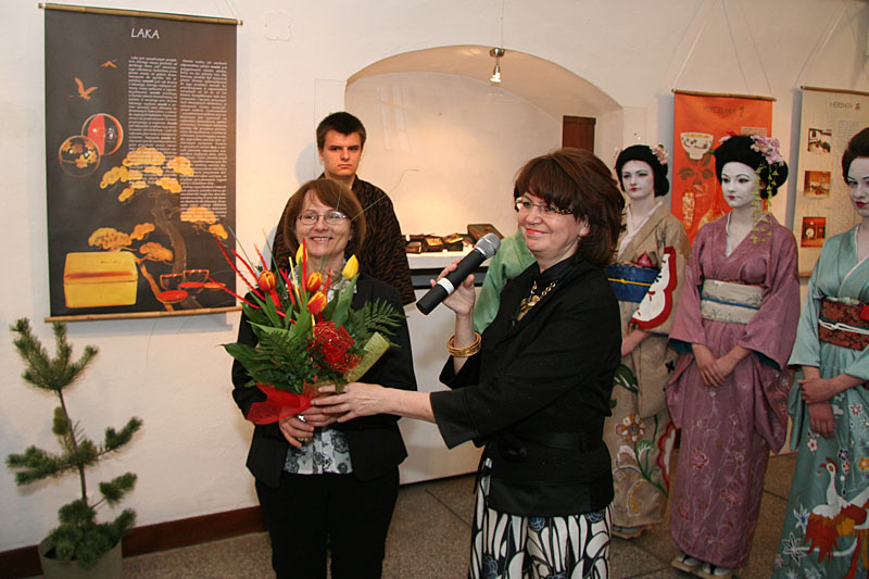 The Japan Beauty of Tradition exhibition  opening event (the author of the exhibition with flowers)