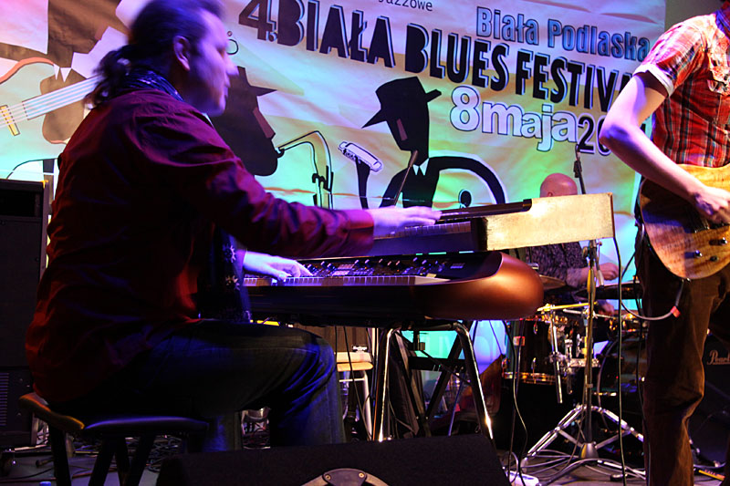Pianist playing on Hammond