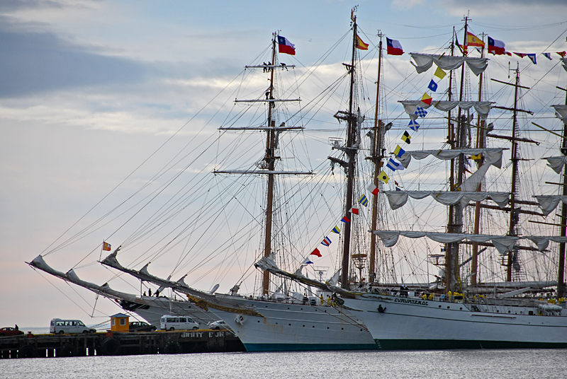 Veleros Esmeralda de Chile, Sebastian Elcano de Espaa y Cuauhtemoc de Mexico.