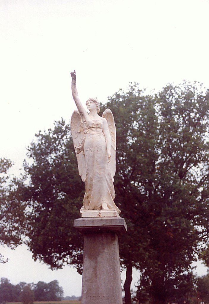 Tubbergen, begraafplaats engel [038].jpg
