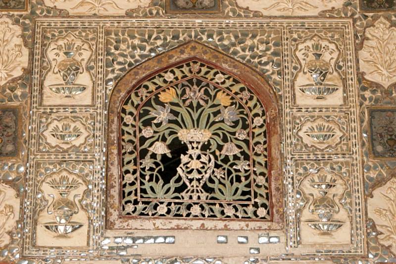 All done with mirrors and precious stones, Amber Fort