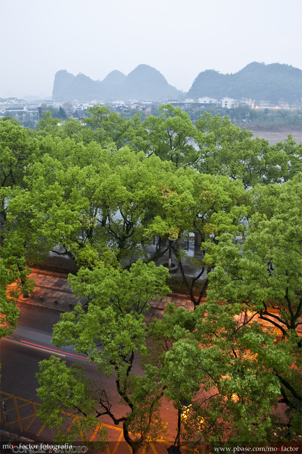 Guilin 桂林 - 濱江路 along Binjiang Avenue