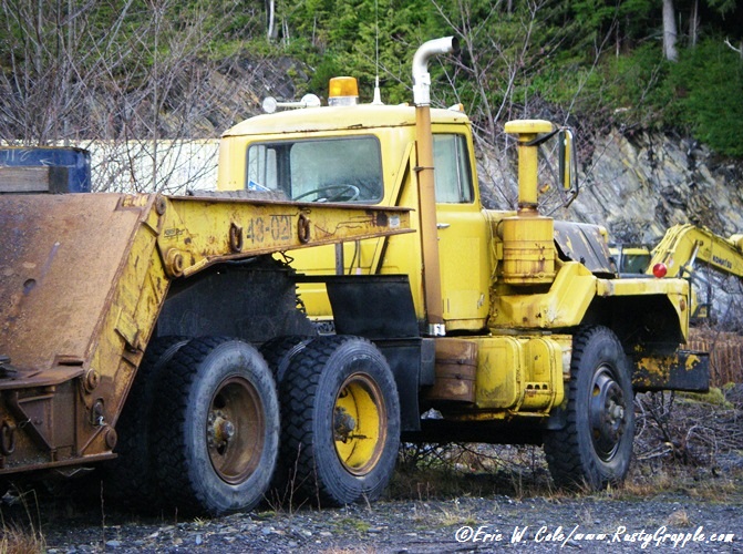 Mack DM800 Tractor