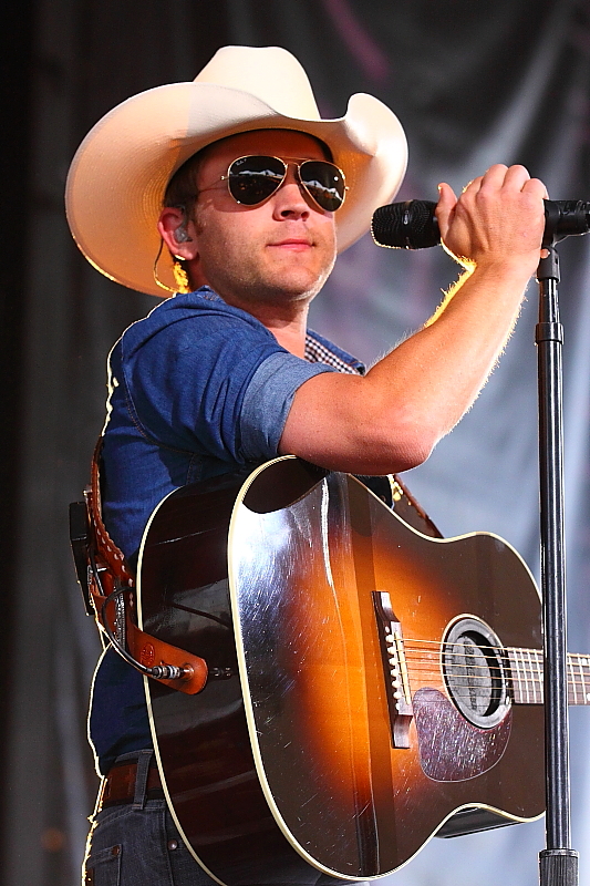 Justin Moore - If Heaven Wasnt So Far Away
