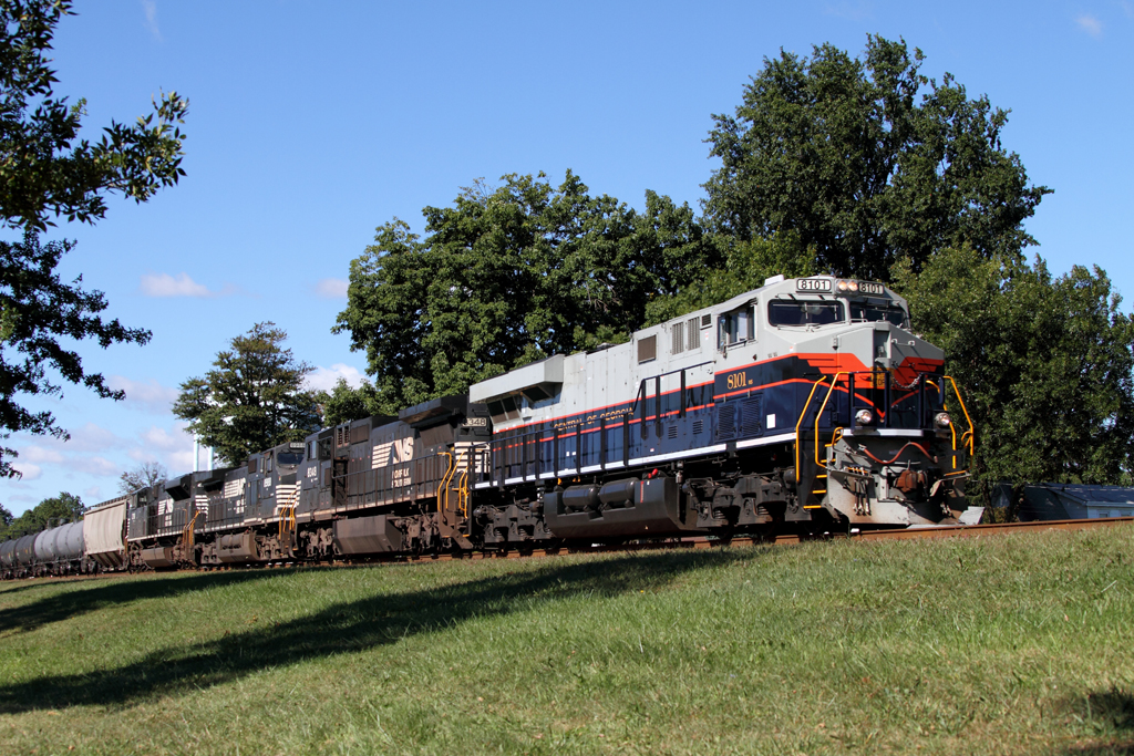 Central of Georgia 8101 on loaded E train 66Q at Manville NJ