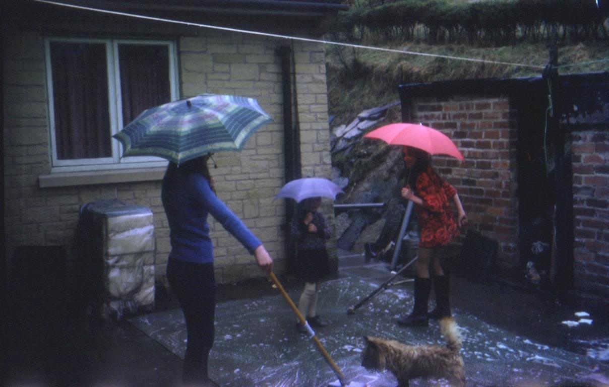 eSlide 21 Lorna Elaine Kathy and Sandy washing the lino