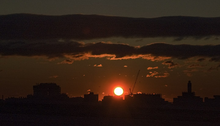 Il Sorgente del Sole sopra Boston.jpg