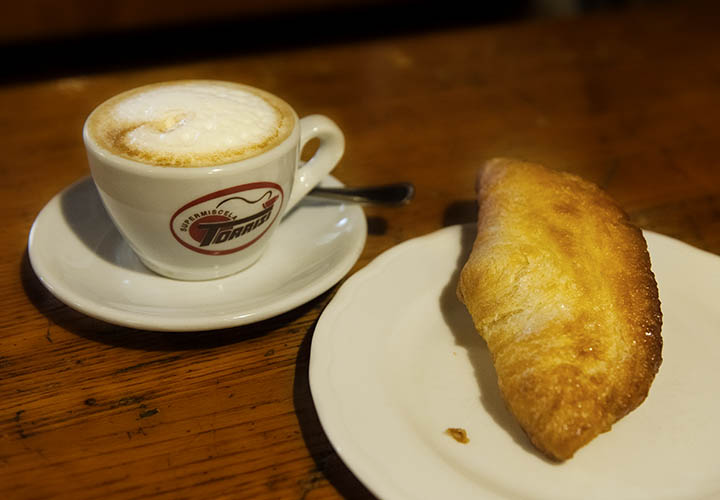 un cappuccino e una sfoglia di mele - Caffe San Rocco