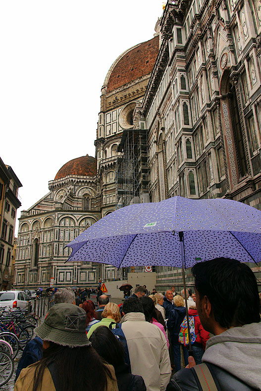 waiting in line for the Basilica di Santa Maria del Fiore (duomo)
