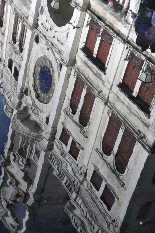 Reflets de la tour de lhorlorge dans laqua alta