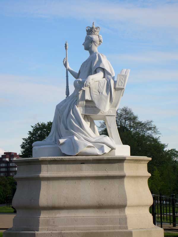 Keeping watch over Kensington Palace