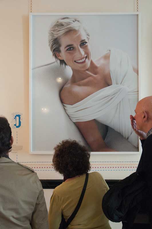 Popular picture at Kensington Palace {PG}