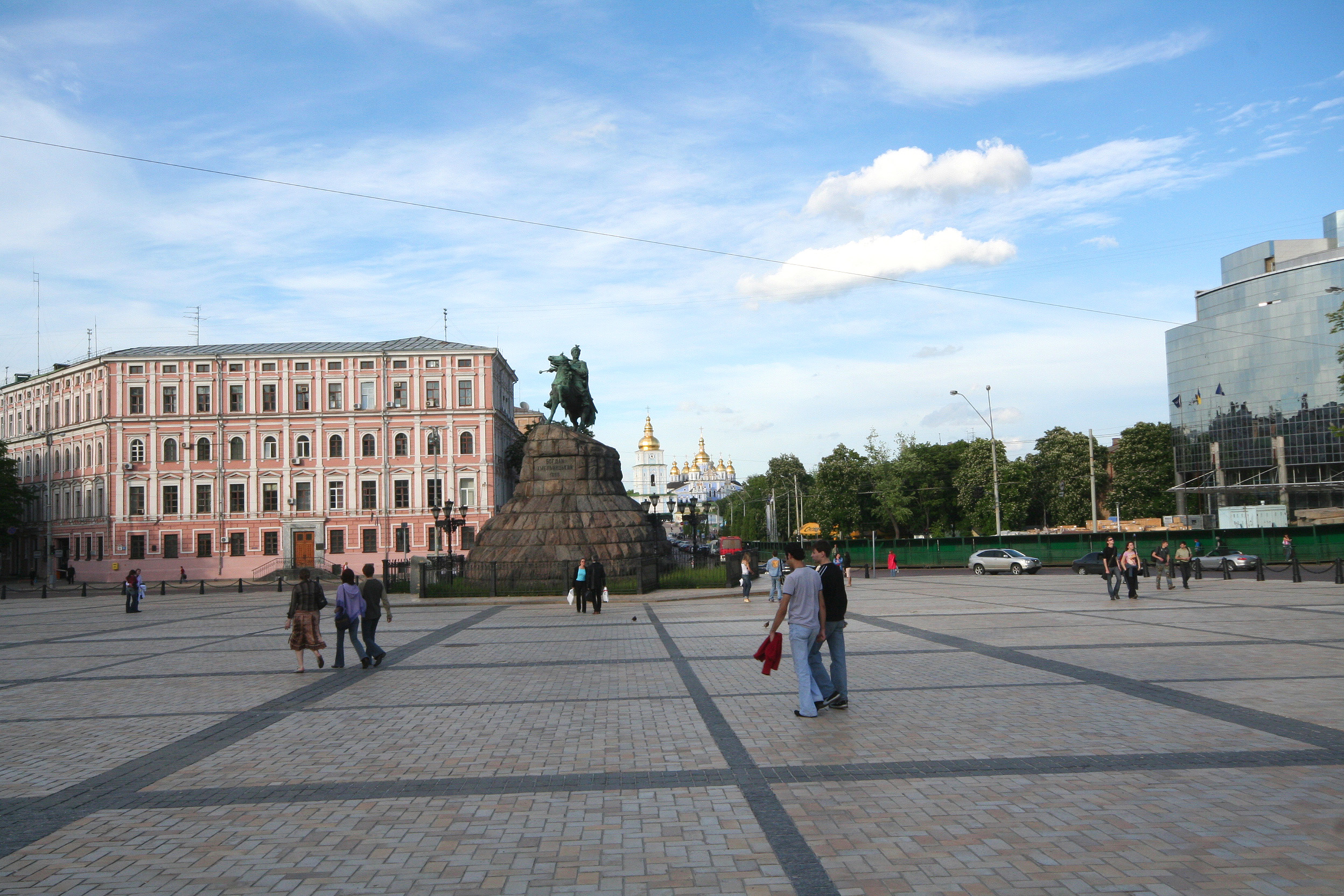 Another view of the statue in Bogdan Khmelnitsky Square.